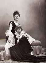 Elaine con la madre Elisabeth