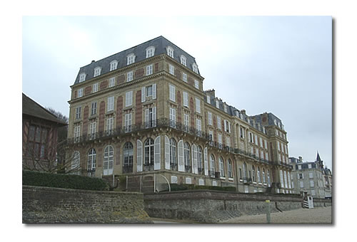 L'edifico dell'ex hotel des Roches Noires L'edifico dell'ex hotel des Roches Noires