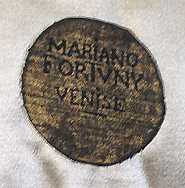 Etichetta di un abito Fortuny